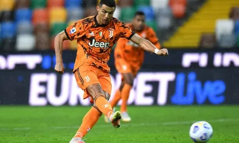 Chỉ cần 6 phút, Ronaldo cứu Juventus thoát "cửa tử"