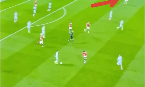 Chỉ một pha bóng, Bruno Fernandes khiến Martial phải xấu hổ