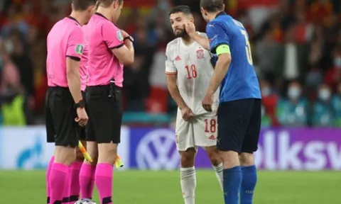 Chiellini đánh yêu Alba ngay trước loạt sút penalty