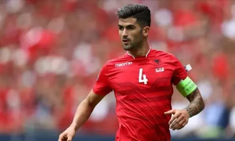 Chiêu mộ thủ quân Albania, Man Utd 'một mũi tên trúng ba đích'