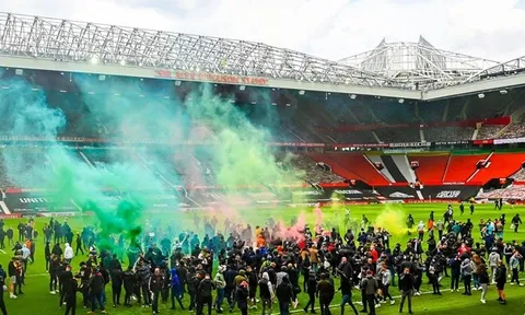 CHÍNH THỨC: CĐV đập phá dữ dội, trận Man Utd - Liverpool tạm hoãn