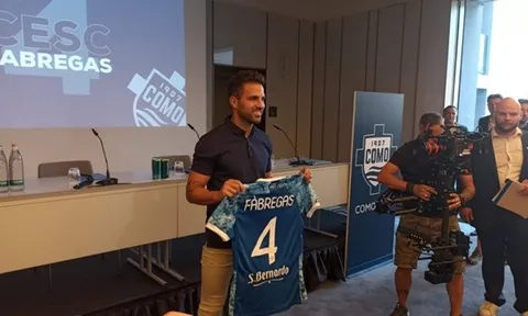 CHÍNH THỨC: Fabregas ký hợp đồng 2 năm, trở thành cổ đông của đội bóng mới