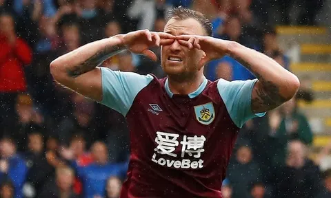 CHÍNH THỨC: 'Kỷ lục gia' Premier League gia hạn hợp đồng, nguyện giải nghệ tại CLB