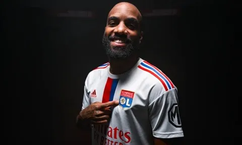 CHÍNH THỨC! Lacazette trở về Lyon
