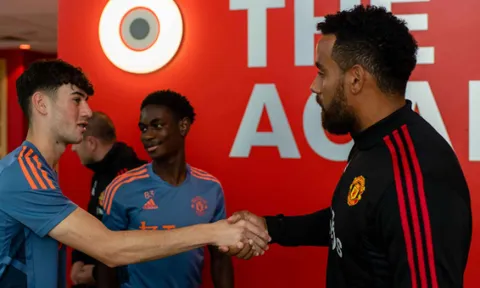 CHÍNH THỨC: Man Utd chiêu mộ cựu tiền vệ Tottenham