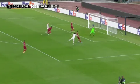 CHOÁNG! Cavani và Greenwood đồng loạt "vứt bỏ" bàn thắng