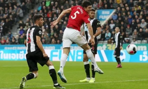 CHOÁNG! Chỉ 1 khoảnh khắc, Maguire tự tay vứt hàng công Man Utd vào sọt rác
