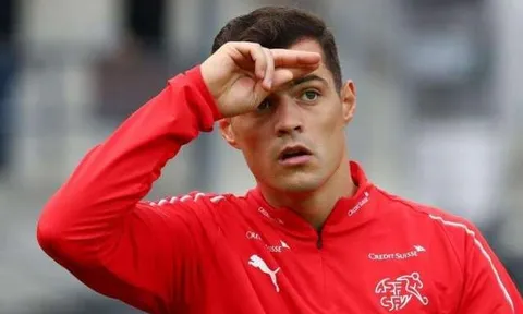 CHOÁNG! Lên ĐTQG, đội trưởng Arsenal lại 'tấu hài' bất chấp trên sân