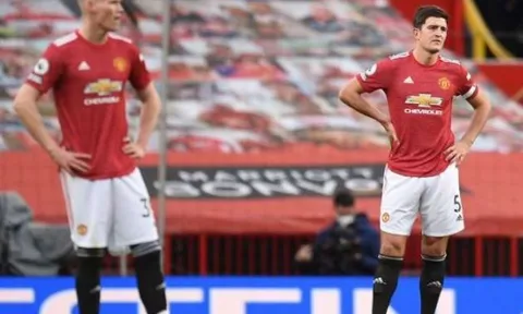 CHOÁNG! Maguire lại 'diễn hài', kéo Shaw ngã chổng vó để cầu thủ Spurs thoải mái sút tung lưới M.U