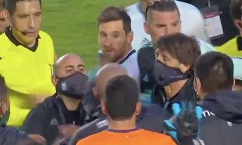 CHOÁNG! Messi gây sốc, điên tiết chửi thẳng mặt đối thủ