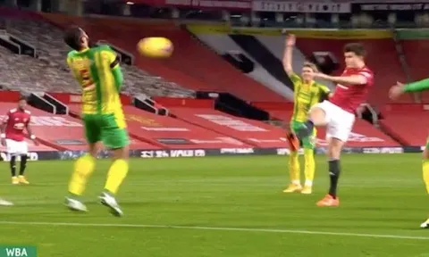 CHOÁNG: Quả volley của Maguire khiến hậu vệ West Brom nằm sân