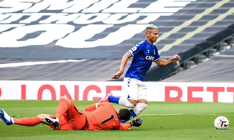 CHOÁNG! Lừa thủ môn và cả hàng thủ Spurs, Richarlison sút trượt khung thành trống