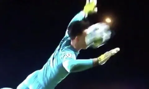 CHOÁNG! Vẻ mặt khó đỡ của Kepa khi bị Ziyech biến thành 'trò hề'
