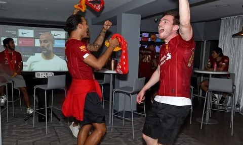 Chọc tức đồng đội, sao Liverpool mang áo Chelsea trong tiệc ăn mừng vô địch