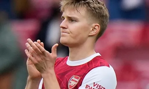 Chơi trận cuối, Odegaard ở lại sau cùng trên sân làm 1 chuyện