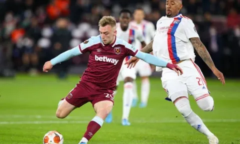 Chơi với 10 người, West Ham kiên cường cầm chân Lyon