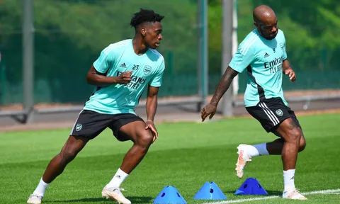 Chốt số áo, tân binh của Arsenal liền xỏ giày ra sân tập