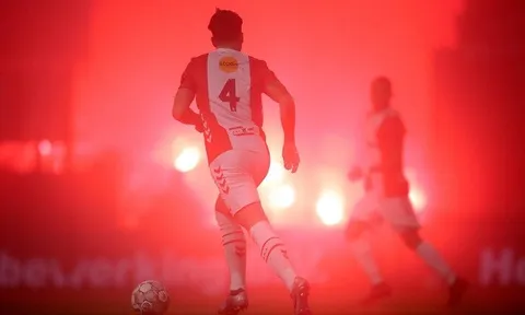 Chưa được trở lại sân, Ultras leo rào, đốt pháo đỏ rực sân vận động