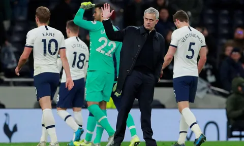 Chưa hài lòng hàng thủ, Mourinho muốn chiêu mộ mục tiêu của Man United