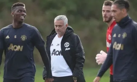 Chưa kịp hồi phục, Pogba lỡ trận tái ngộ "thầy cũ"