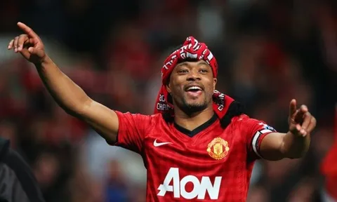 Chúc mừng huyền thoại Man Utd, Evra không quên "khịa" Man City