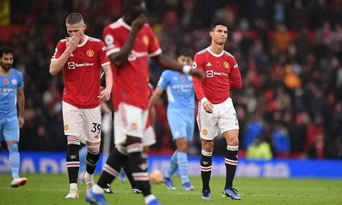 Chuyên gia nêu 2 chữ ký tổng kết cho sự thụt lùi của Man Utd