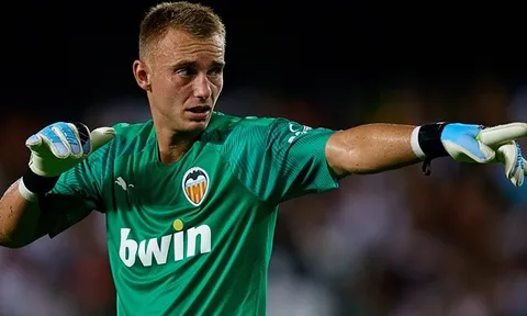Valencia cố bán tháo Jasper Cillessen
