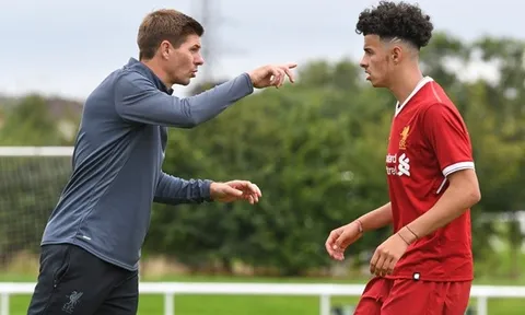 Cờ đến tay truyền nhân của Gerrard