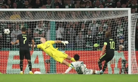 Cổ động viên Celtic đứng dậy vỗ tay cho Modric