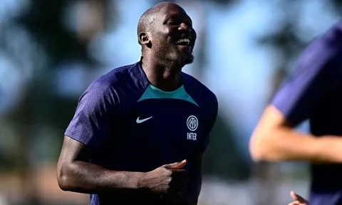 Lukaku cười sảng khoái trong buổi tập đầu tiên