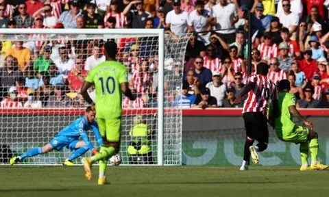 Công cùn thủ tệ, Man Utd thua thảm 4 bàn không gỡ