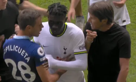 Sau Azpilicueta, Conte đụng độ thêm 1 sao Chelsea trong đường hầm