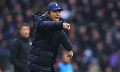 Conte liên tục quát tháo, rút sao trẻ ra ngoài sau 28 phút