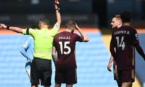CHOÁNG! Sao Man City hứng trọn cú vào bóng ghê rợn từ cầu thủ Leeds