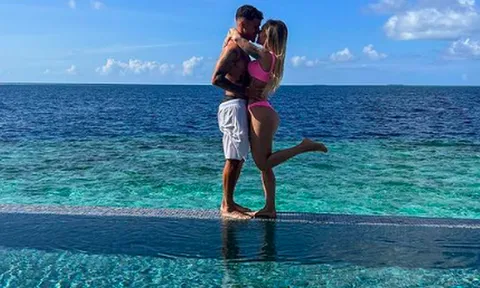Coutinho giải sầu bên bạn gái bốc lửa
