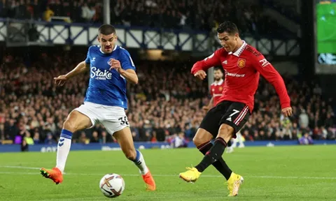 HLV Ten Hag gửi thông điệp đến Ronaldo sau màn lội ngược dòng
