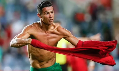 Cristiano Ronaldo khoe body như tạc tượng trong ngày phá vỡ kỷ lục
