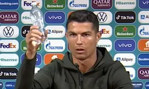 Cristiano Ronaldo khiến Coco-Cola 'bay màu' 4 tỷ đô