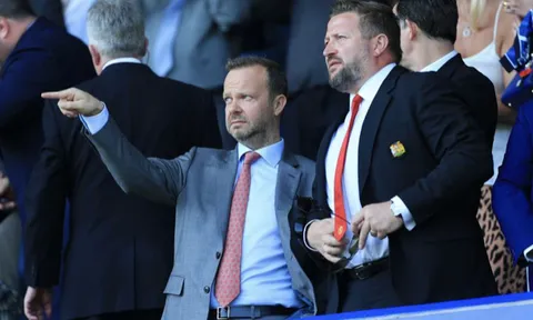 Cử chỉ đơn giản nêu bật khác biệt giữa Richard Arnold và Ed Woodward