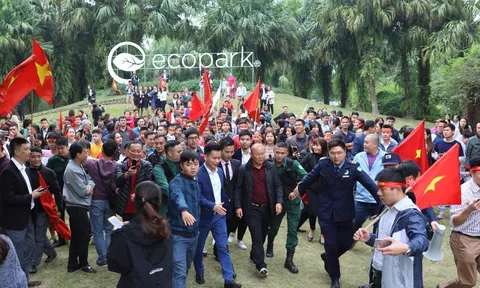 Cư dân Ecopark nồng nhiệt chào đón thầy trò HLV Park Hang Seo và thủ môn Đặng Văn Lâm