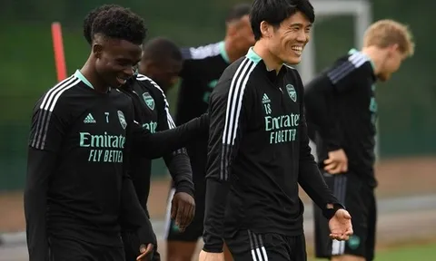 Cú hích lớn trên sân tập Arsenal