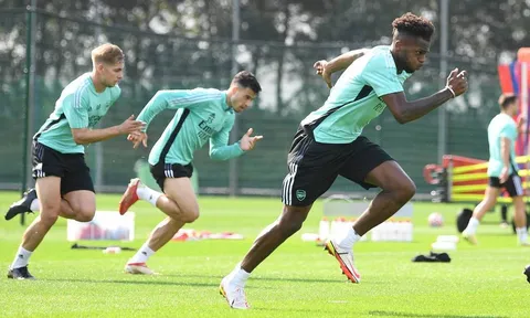 Cú hích lớn xuất hiện, tân binh đầy mạnh mẽ trên sân tập Arsenal