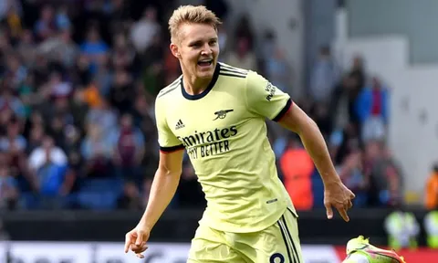 Cú sút phạt thành bàn của Odegaard đã gián tiếp đưa Granit Xhaka lên ghế dự bị