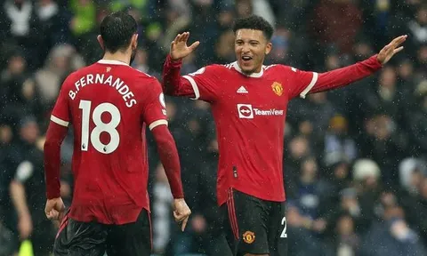 Cùng kiểu ăn mừng, cặp sao M.U khiến fan Leeds im lặng
