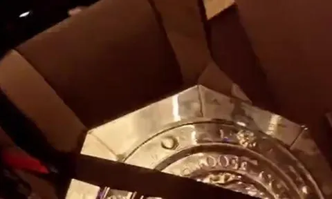 "Cưng như cưng trứng", Aubameyang làm hành động khó đỡ với siêu cúp nước Anh