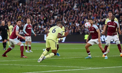 Cuộc đua Top 4 Premier League xuất hiện đối thủ điên rồ