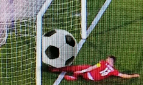 Cười té khói với loạt ảnh chế Ronaldo không được công nhận bàn thắng