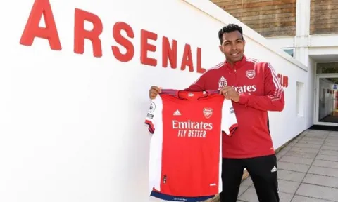 Cựu HLV Arsenal nhận trát sa thải