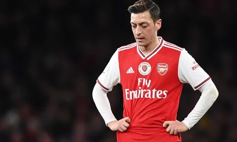 Cựu HLV Arsenal: “Ozil khi có bóng và không bóng hoàn toàn khác nhau”