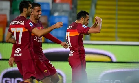 Cựu sao Chelsea cứu rỗi Roma bằng siêu phẩm khiến đối phương "đứng hình"